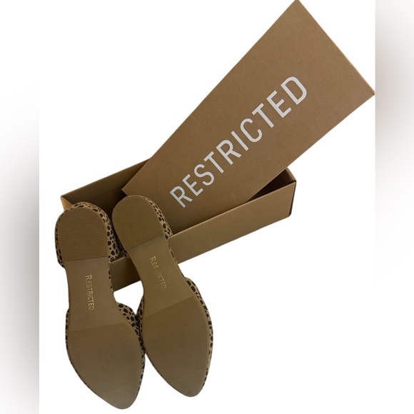 Restricted leopard print d'orsay flats pointed toe and scalloped edges Box EUC - Picture 3 of 4